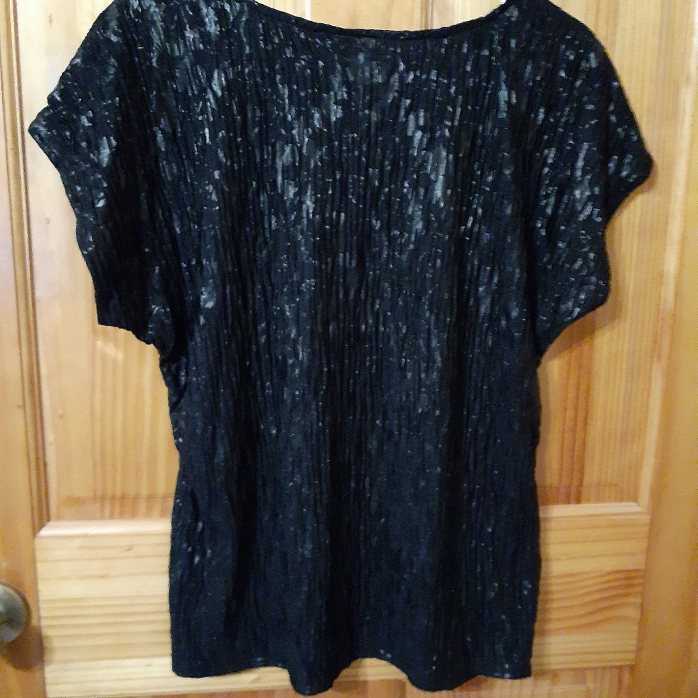 Womens shiny & crinkly black blouse short sleeve - Picture 4 of 4